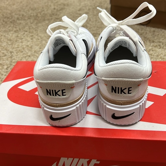 Nike White and Black Women's Sneakers - Picture 3 of 5
